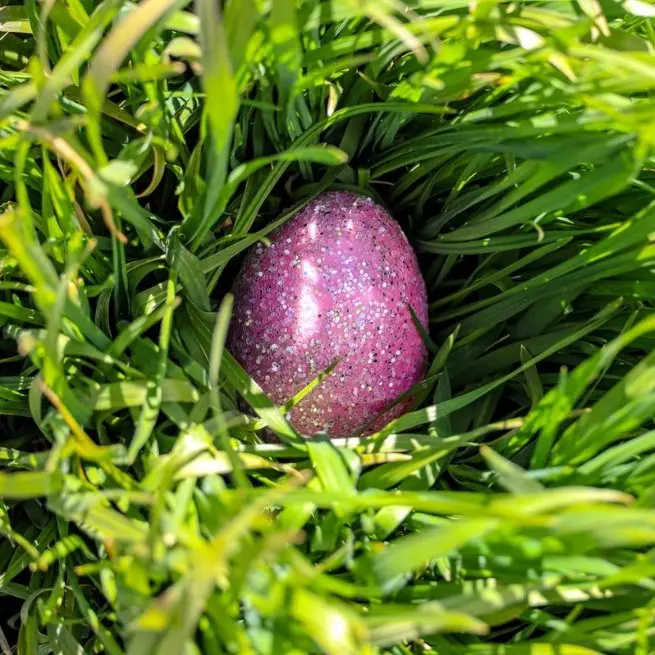 5 Tips For Bright and Colorful Easter Interior egg grass