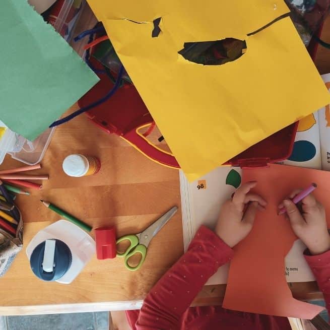 children making art 